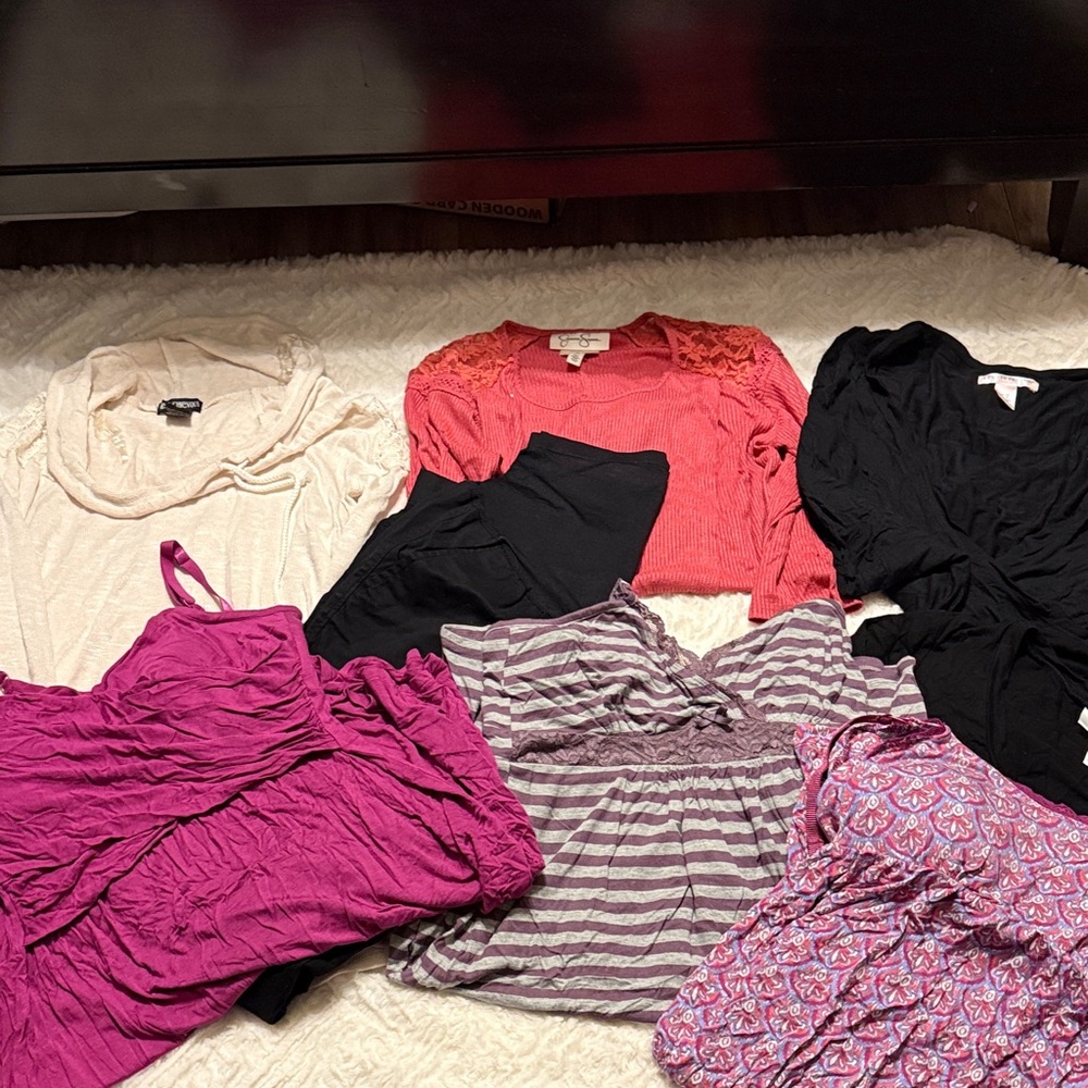 7 pieces of maternity clothes in size small. Tops pants dress